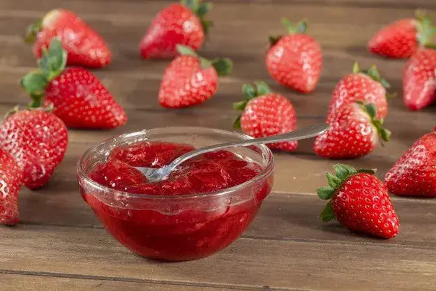 Ile kcal ma galaretka truskawkowa? Sprawdź, co naprawdę jesz