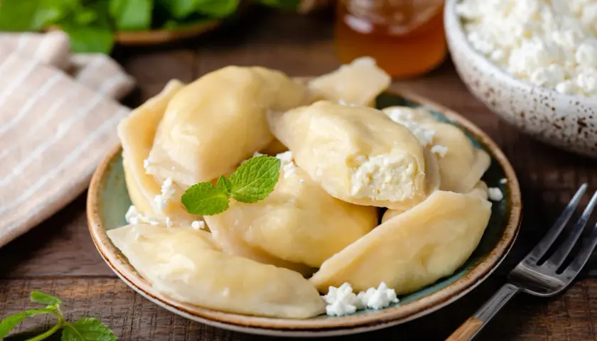 Jak zrobić pierogi z serem na słodko - prosty przepis na smakołyk